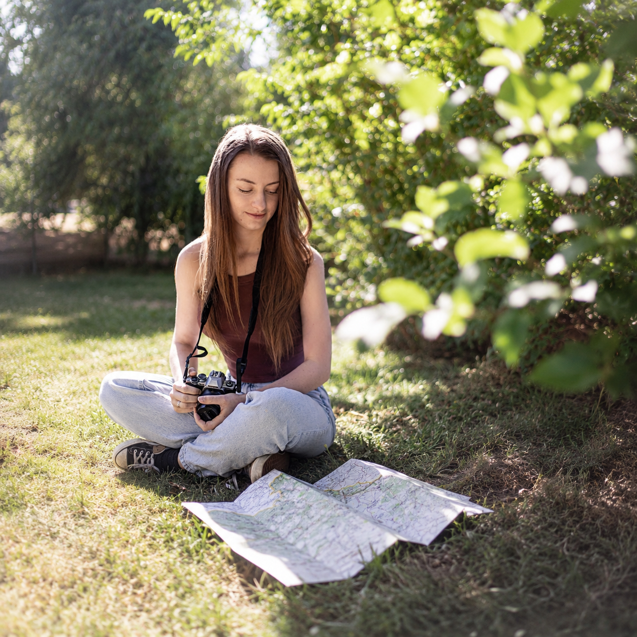 Social media manager tourisme freelance avec appareil photo et carte