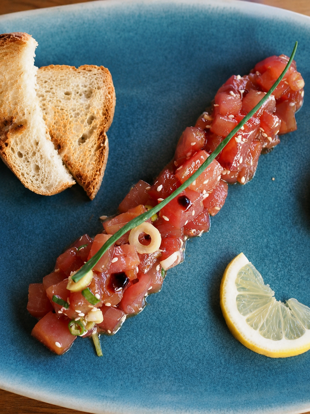 Tartare de thon avec pain grillé